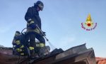 Incendio in un appartamento mansardato, coinvolto metà tetto