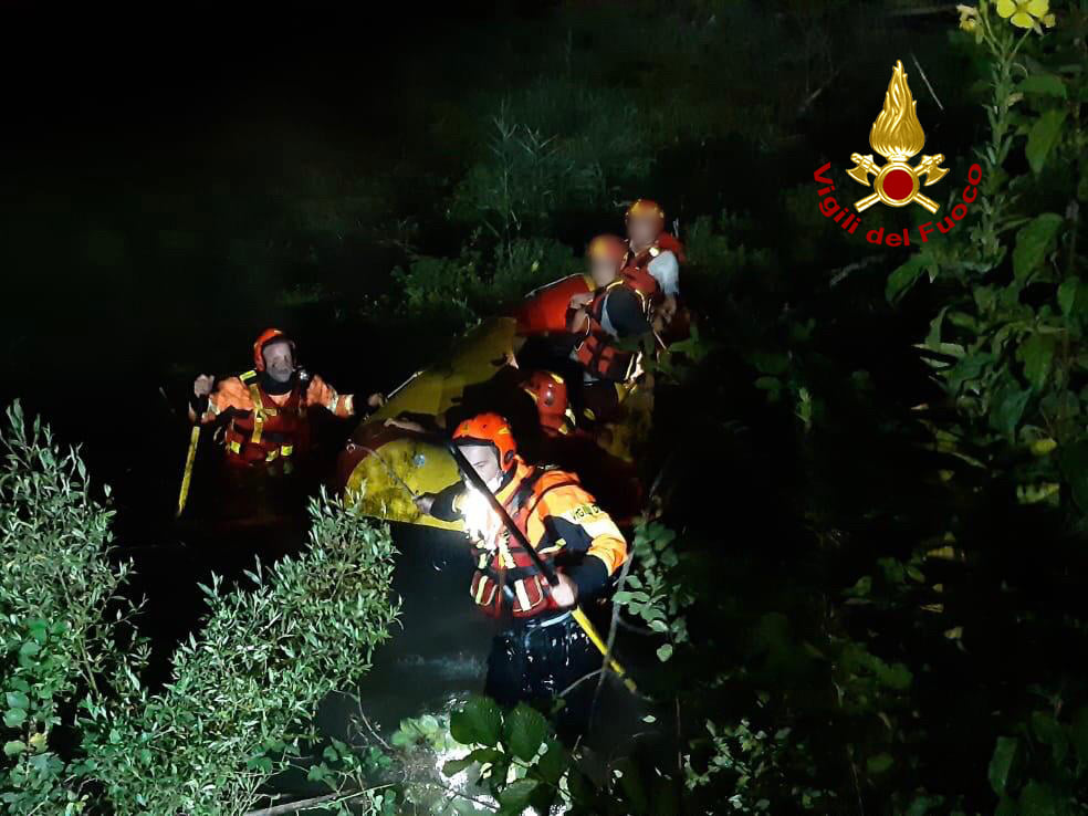 Tre giovani perdono l’orientamento e finiscono su un isolotto del Brenta, salvati dai pompieri FOTO