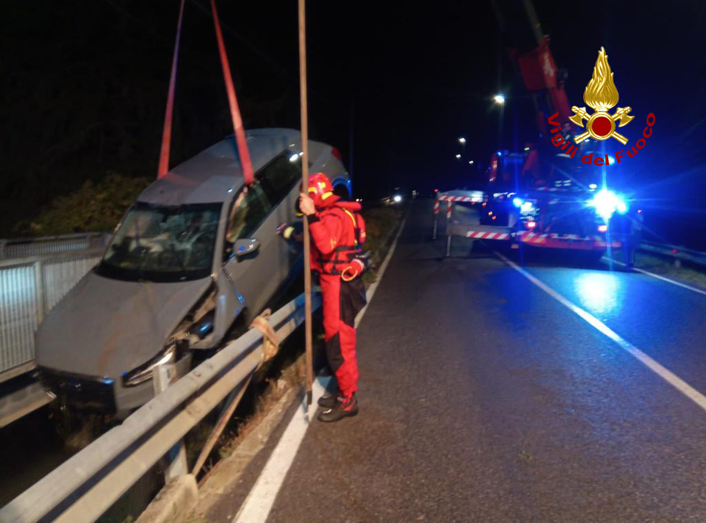 Perde il controllo dell’auto e finisce in una canaletta piena d’acqua, conducente soccorso – Gallery