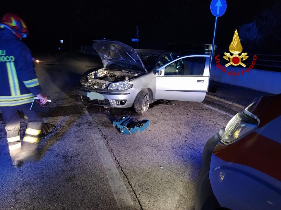 Perde il controllo dell’auto e finisce contro un muretto dell’abitazione, ferito l’autista