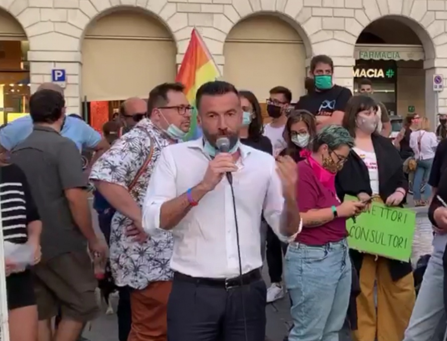 Centinaia di persone alla manifestazione di solidarietà alla coppia picchiata per un bacio VIDEO