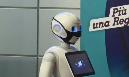 Lorenzoni partecipa all’assemblea della lista grazie al robot Pepper