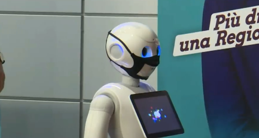 Lorenzoni partecipa all’assemblea della lista grazie al robot Pepper