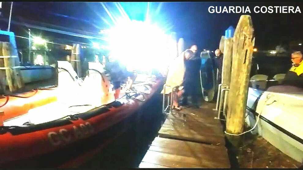 Quattro surfisti padovani salvati in mare a Caorle: il vento li aveva spinti al largo