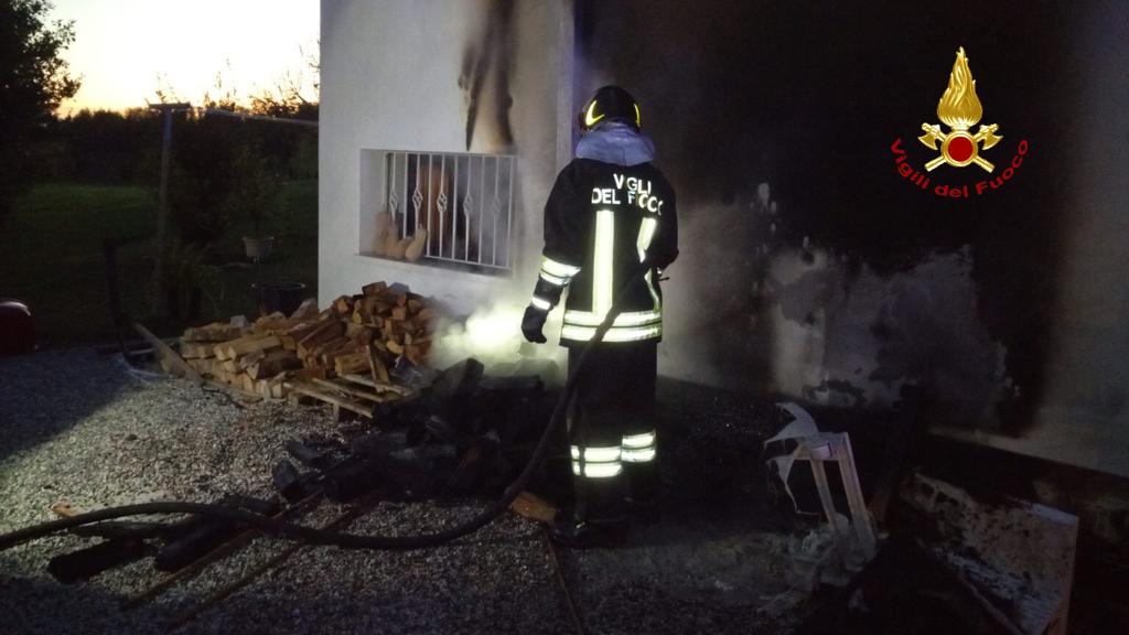 Incendio ad Albignasego: in fiamme una catasta di legno che ha rischiato di bruciare tutta la casa