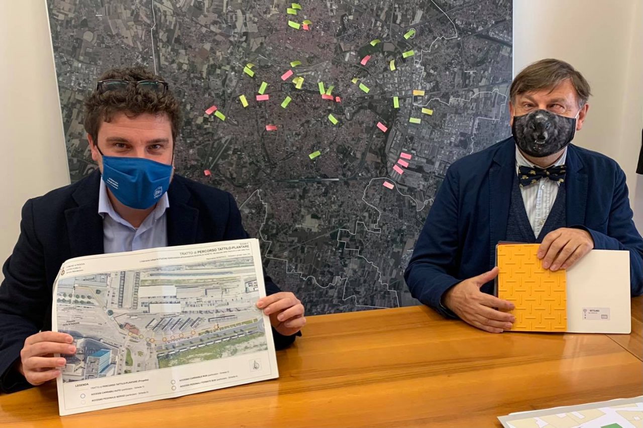 Nuovo percorso per ciechi e ipovedenti dalla stazione dei treni a quella degli autobus