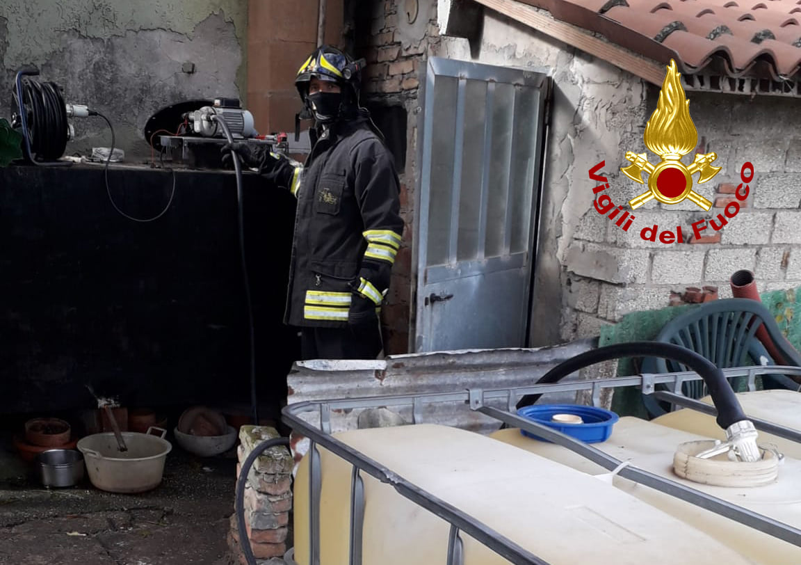 Perdita di gasolio da una cisterna di un’abitazione, intervengono i Vigili del Fuoco