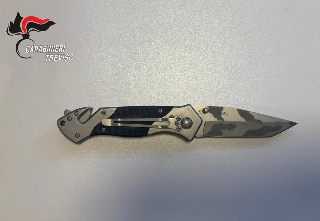 Girava con un coltello di 21 centimetri: 15enne padovano denunciato