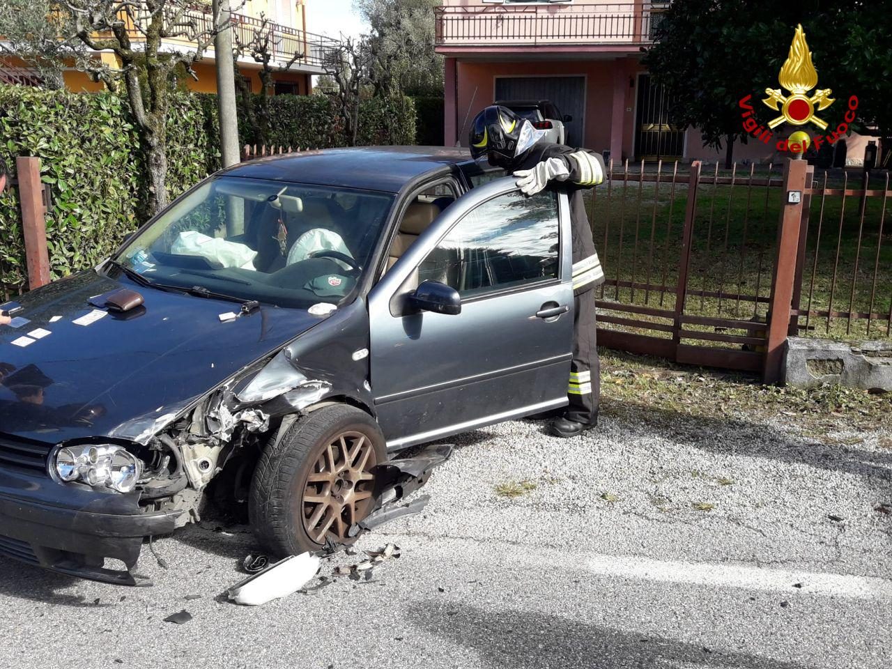 Piombino Dese, violento scontro tra auto in via Molinella: due feriti