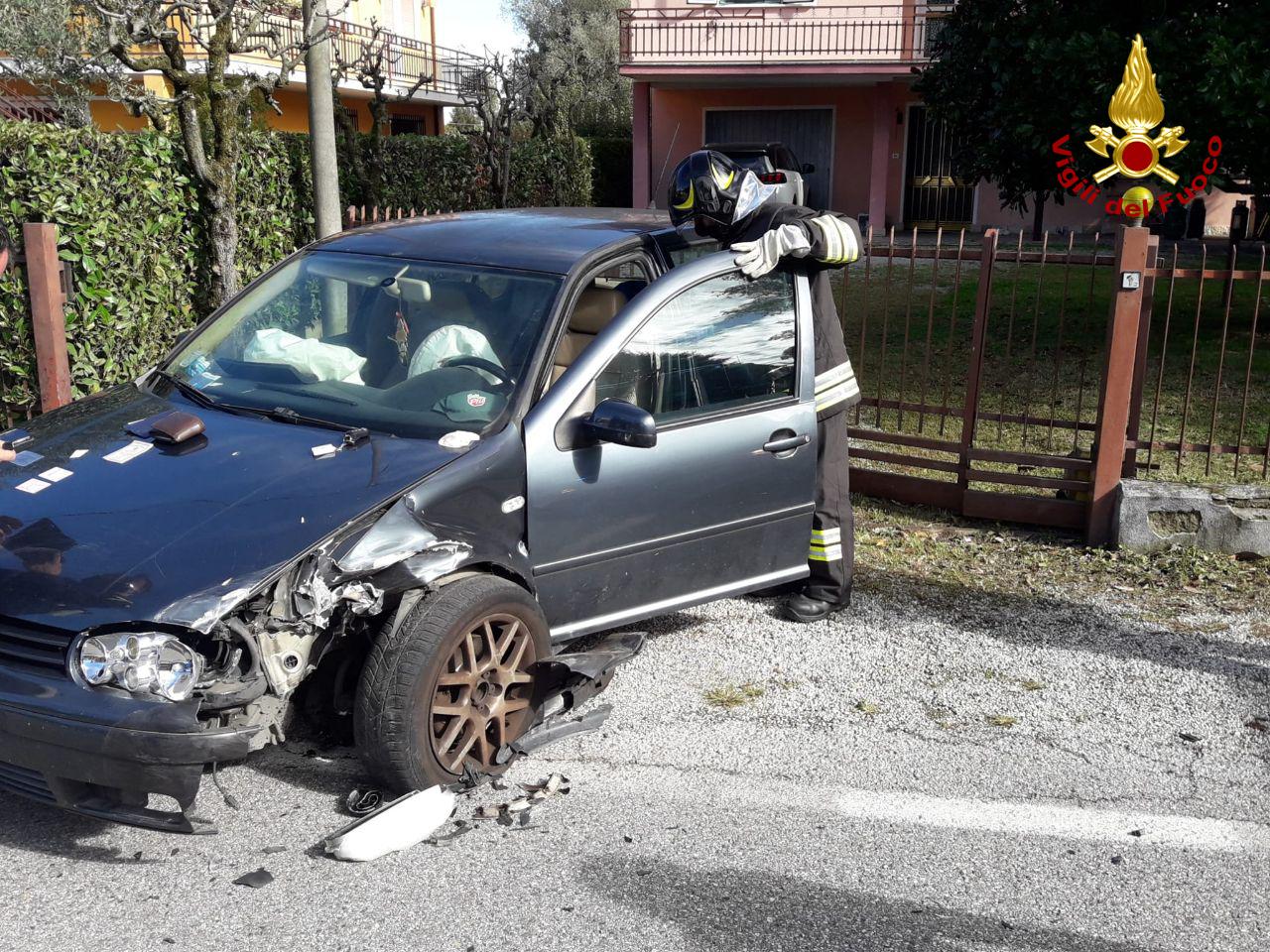 piombino dese violento scontro tra auto in via molinella due feriti prima padova