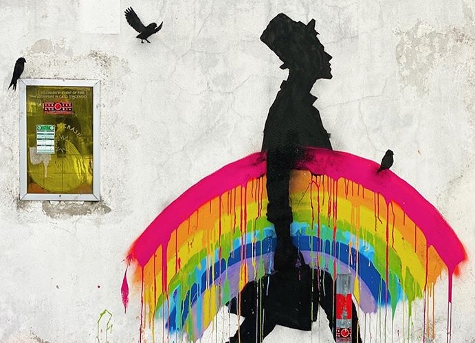 Un uomo ruba l’arcobaleno, la provocazione di un artista padovano