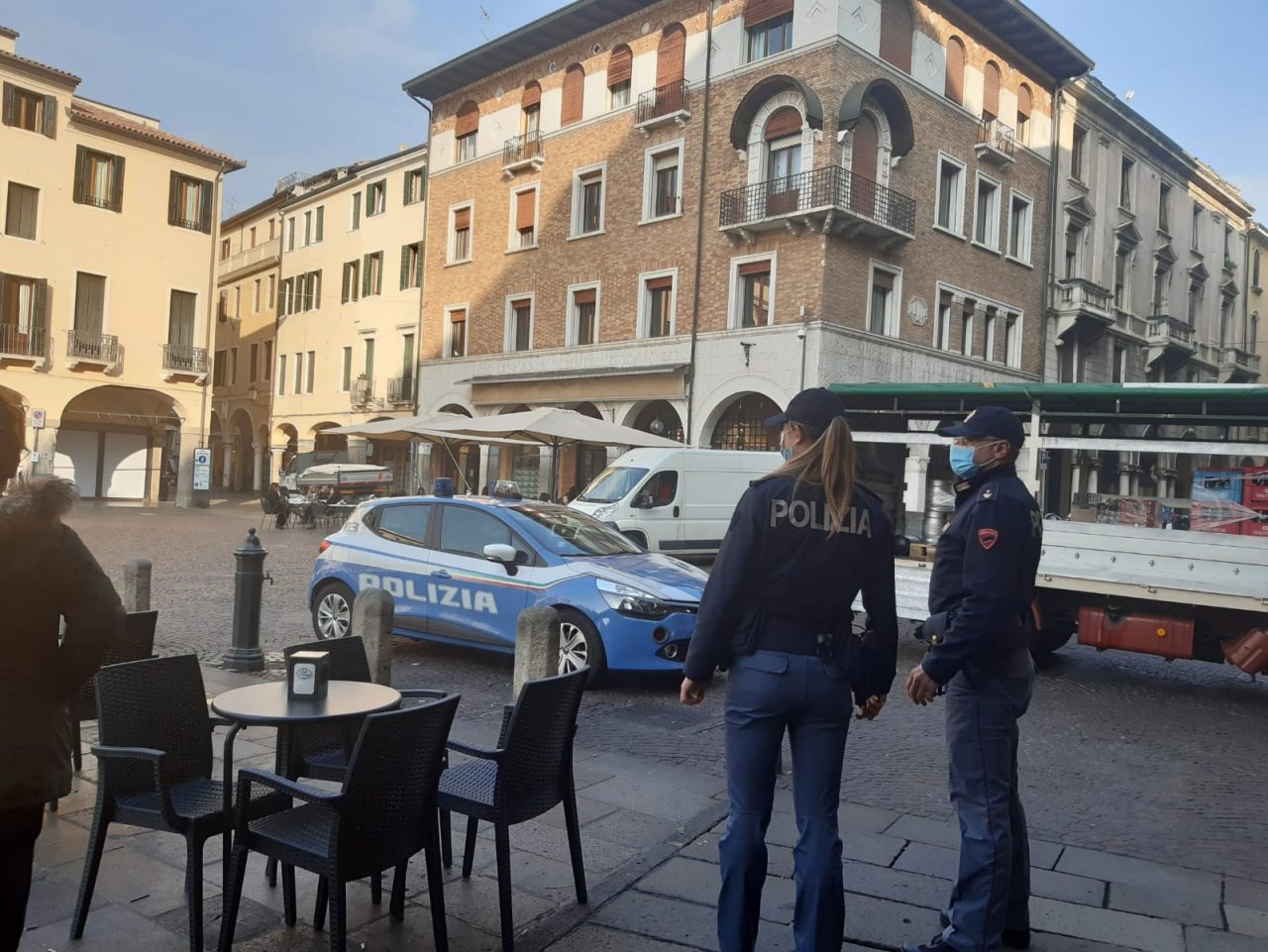 Sfila il portafoglio dalla borsa di una 50enne e si dà alla fuga