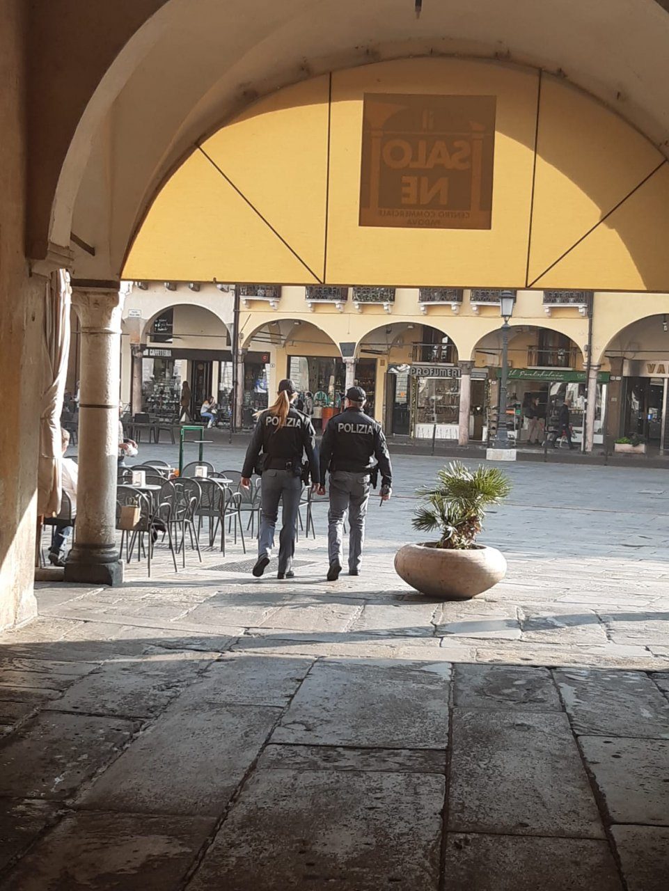 Tenta di rubare un monopattino e aggredisce il proprietario con lo spray al peperoncino