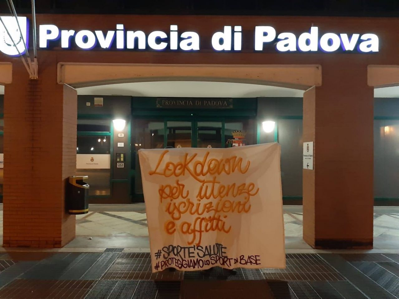 Striscioni nella notte a Padova: attivisti dello sport chiedono interventi per ripartire – Gallery