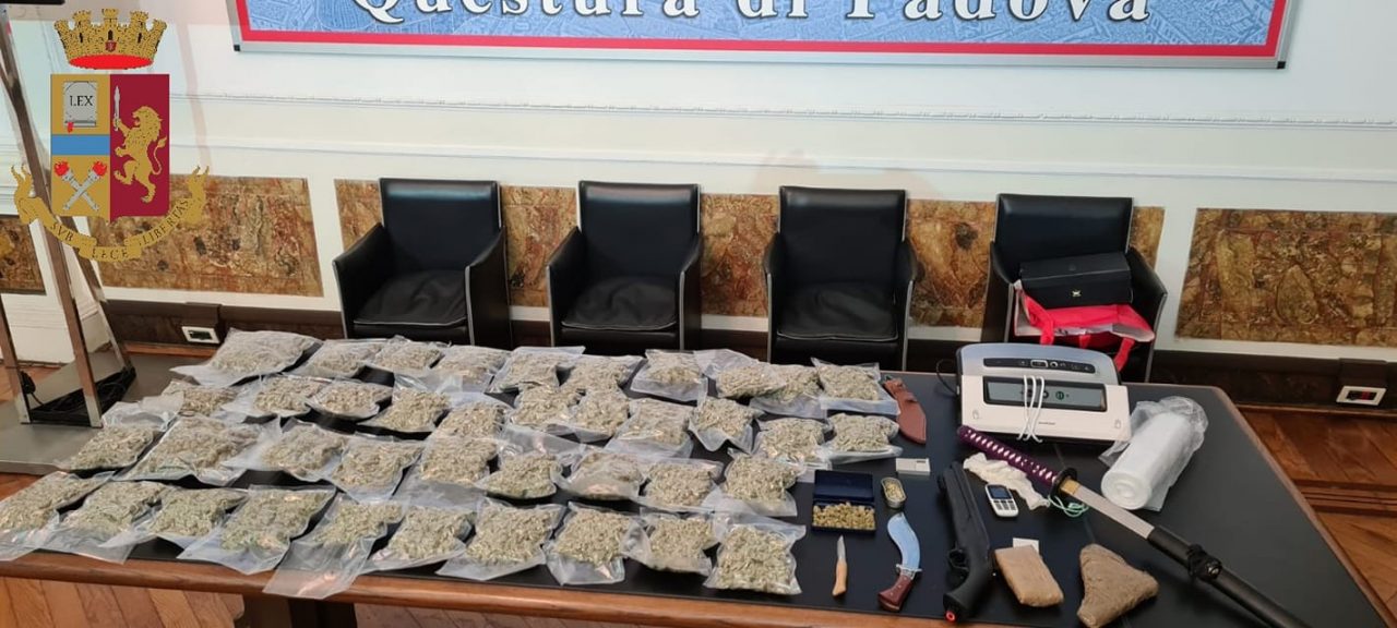 Durante la perquisizione trovano la droga ma anche un’arma da sparo e diverse armi bianche
