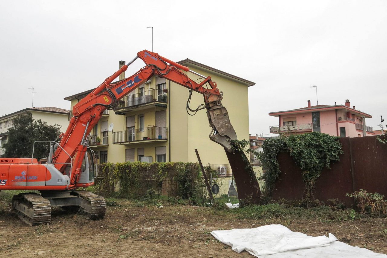 Abbattuto il “Muro di Via Anelli”, simbolo del degrado, Giordani: “Un’altra promessa mantenuta”
