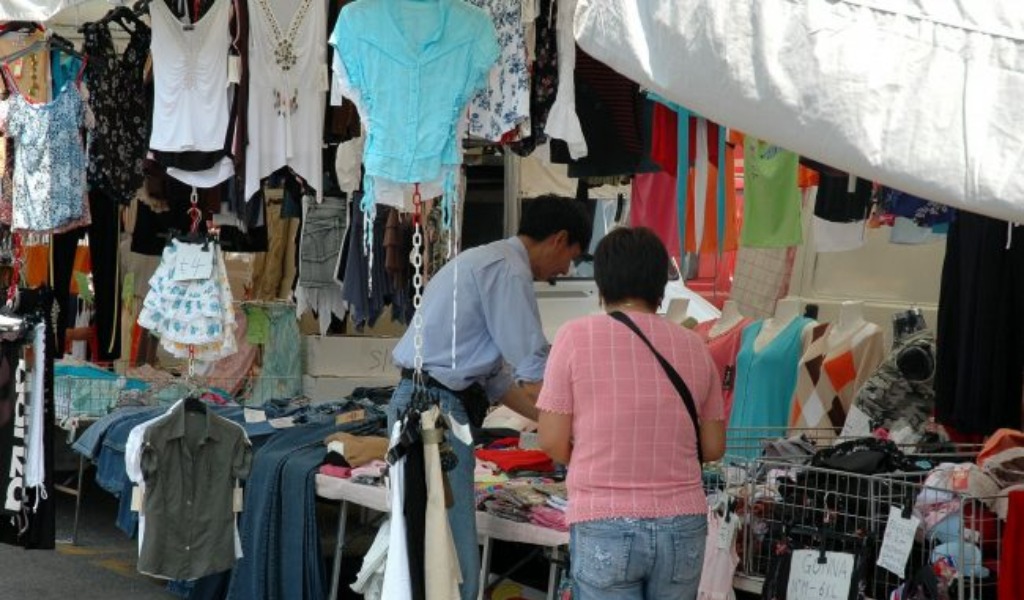 Va al mercato ma si rifiuta di indossare la mascherina: prima rischia il linciaggio poi si “becca” la multa