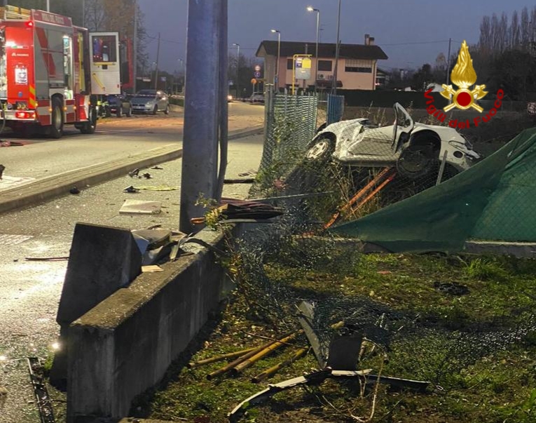 Tragedia a Vigonza: l’auto finisce contro i contatori del gas, morto un 19enne – Gallery