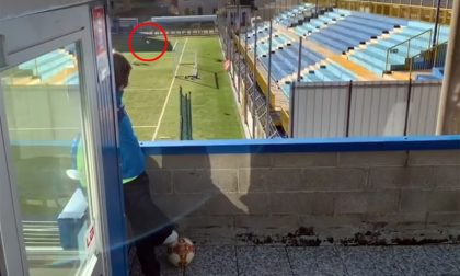 Il filmato di chi, ai tempi del Covid, fa gol… dal balcone
