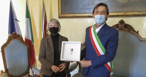 Consegnata la medaglia dell’Hand Medal Project che onora gli operatori sanitari