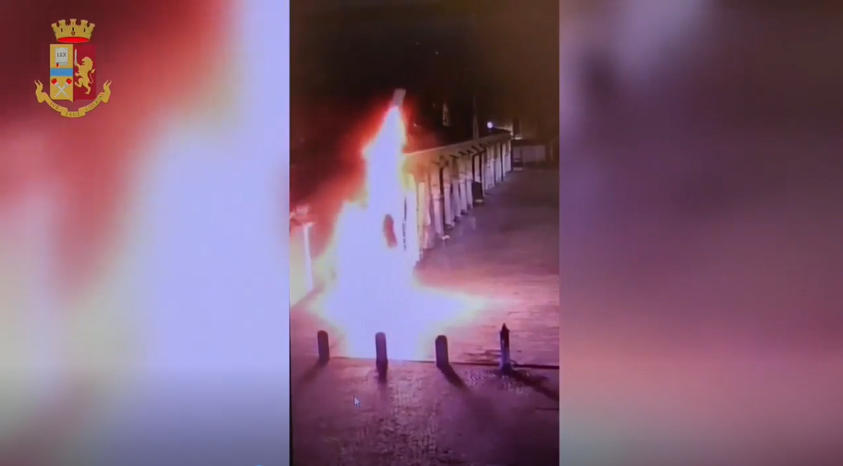 L’impressionante video che smaschera il piromane dei bar di Padova