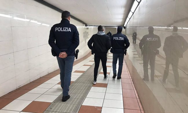 In sella alla bici corre lungo i binari cercando di fermare un treno regionale appena partito