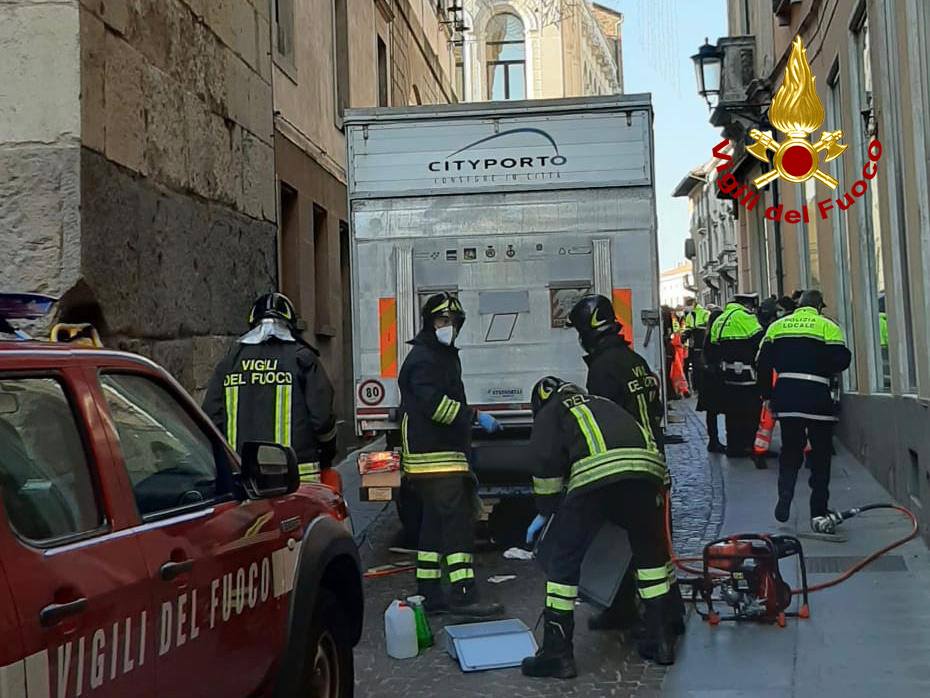 Paura a Padova: anziana investita da un camion durante una manovra