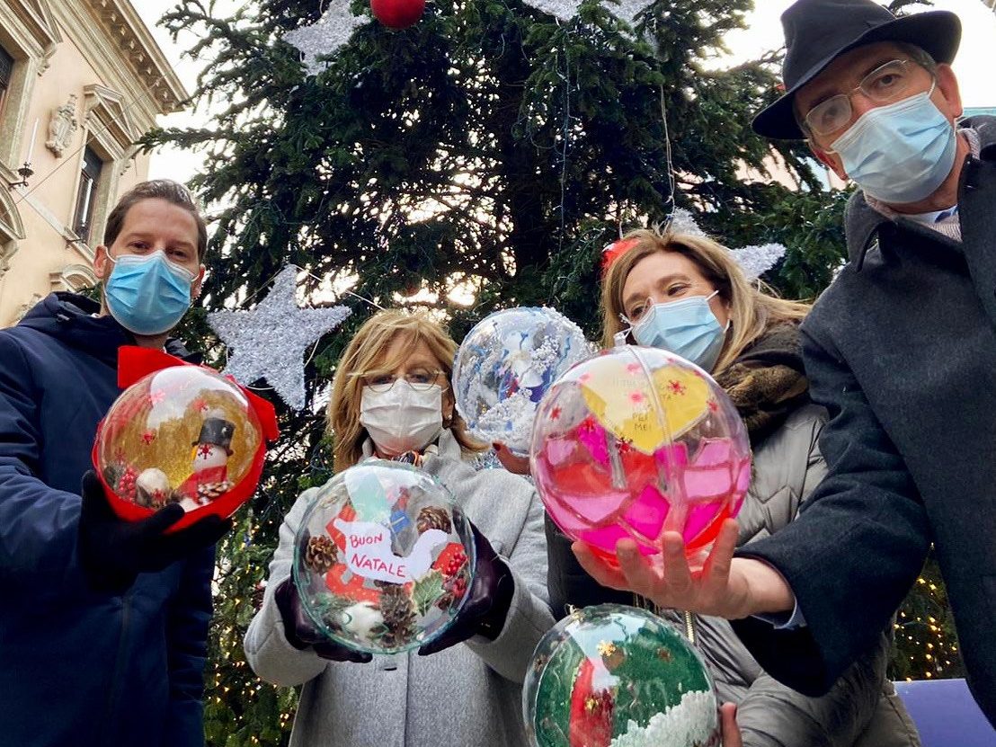 L’albero di Natale di fronte a Palazzo Moroni è stato decorato dai bambini della Pediatria