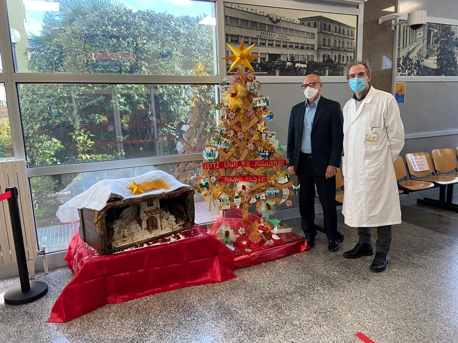 All'ospedale di Piove di Sacco c'è il face tree, albero di Natale con i  volti dei sanitari - Gallery - Prima Padova