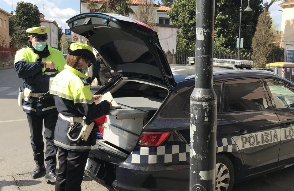 Viola il divieto di circolazione a Padova esibendo documenti falsi