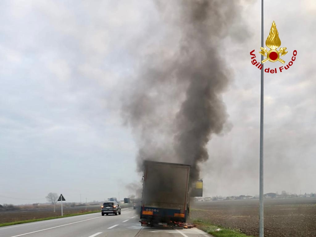 Paura sulla Romea all’altezza di Codevigo: semirimorchio di un camion in fiamme FOTO