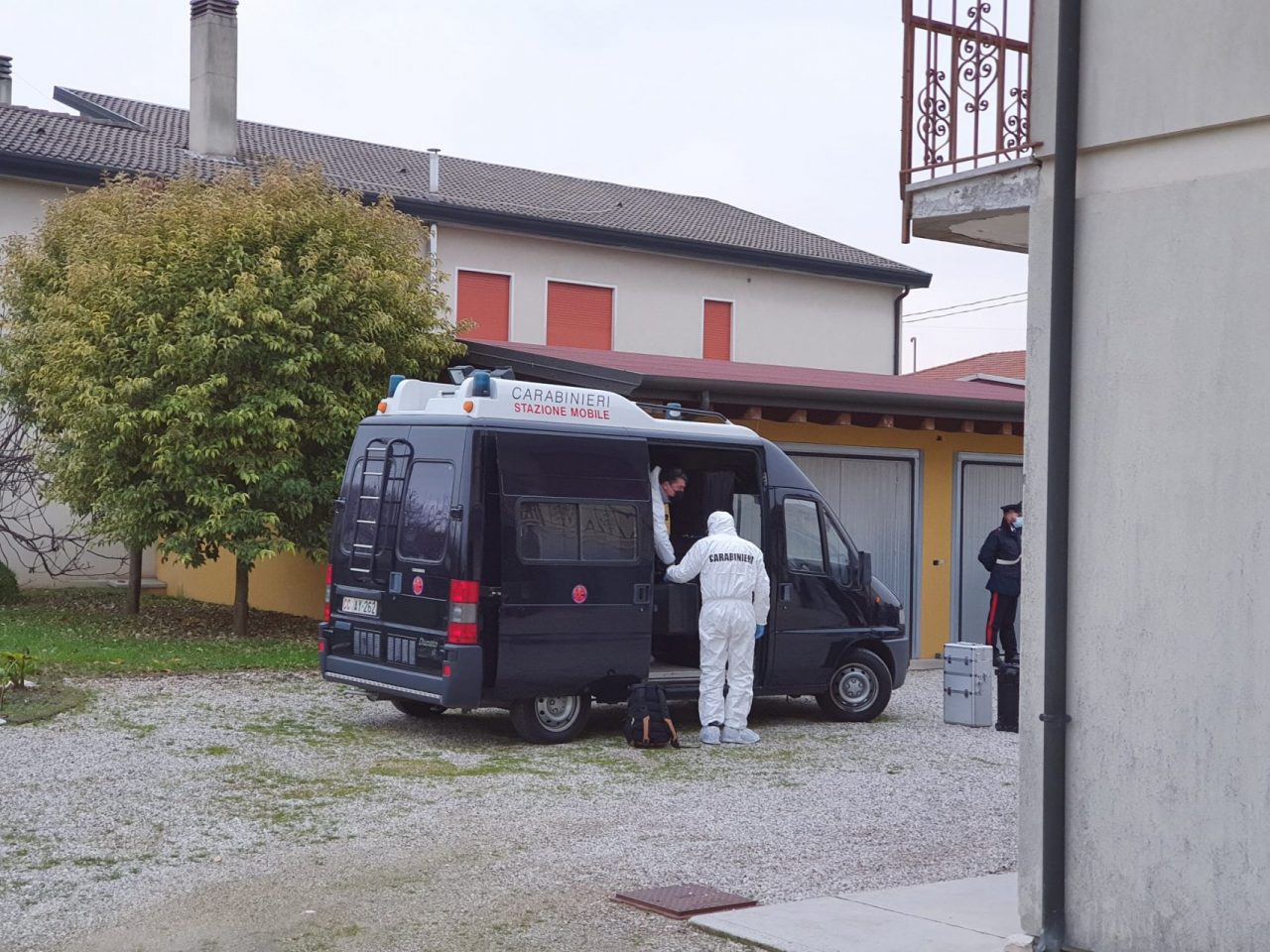 Tragedia Padova: 49enne accoltella e uccide i due figli minorenni e si suicida. Era separato – FOTO