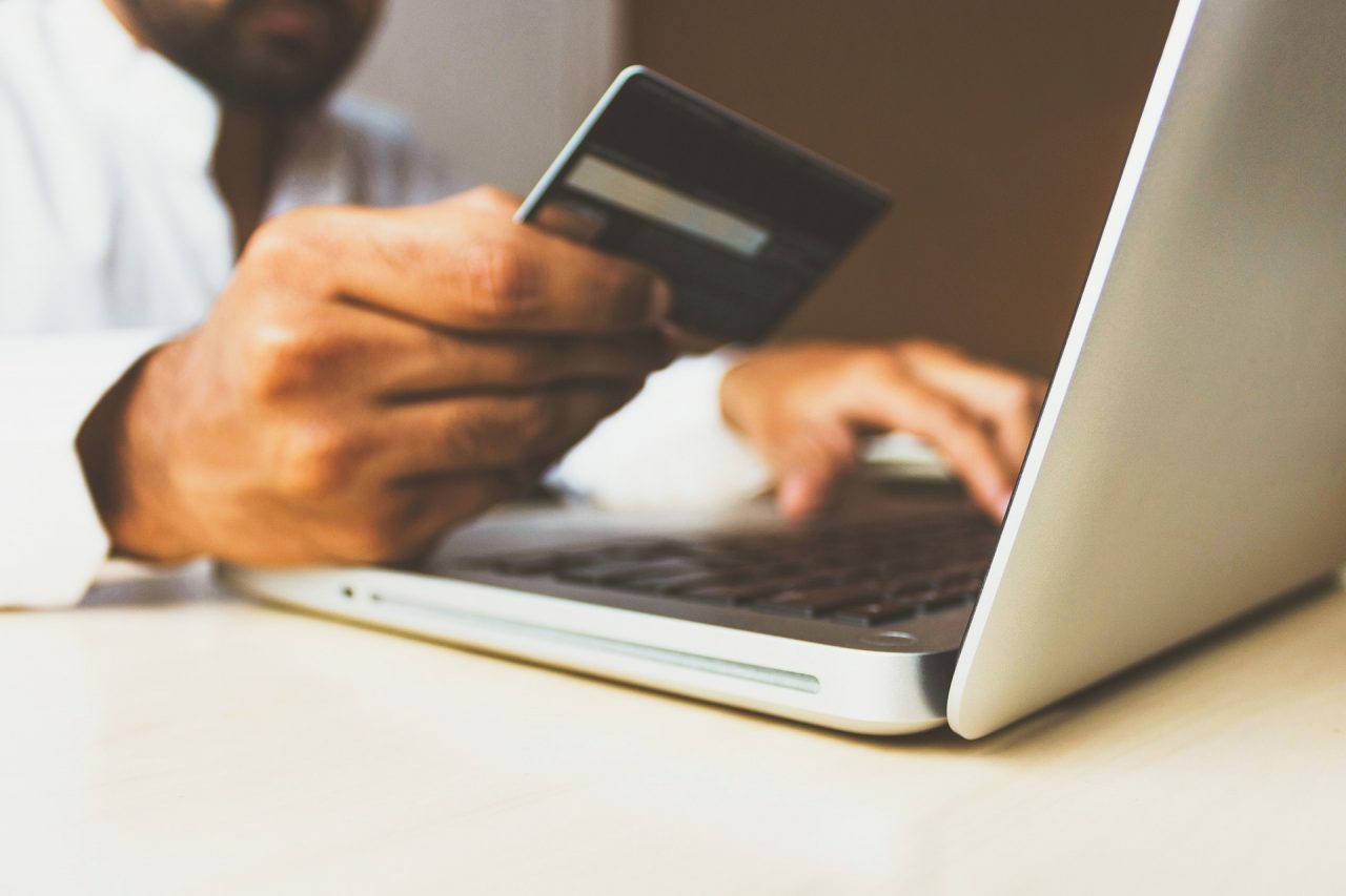 Compra online un’aspirapolvere da un privato che dopo aver ricevuto il bonifico si rende irreperibile