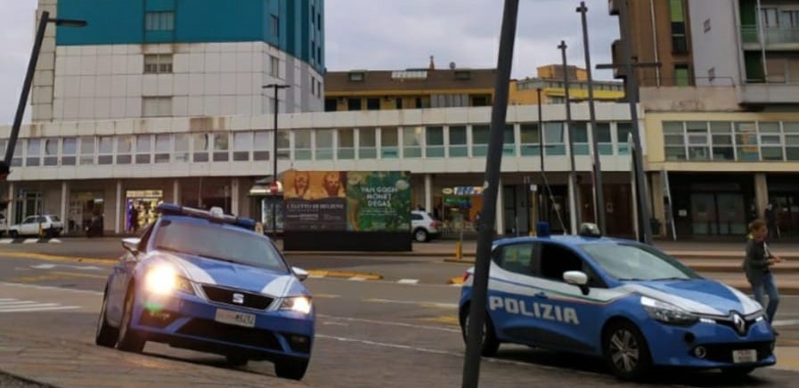 Blocca l’ex compagna alla fermata dell’autobus e le spegne una sigaretta all’altezza della tempia