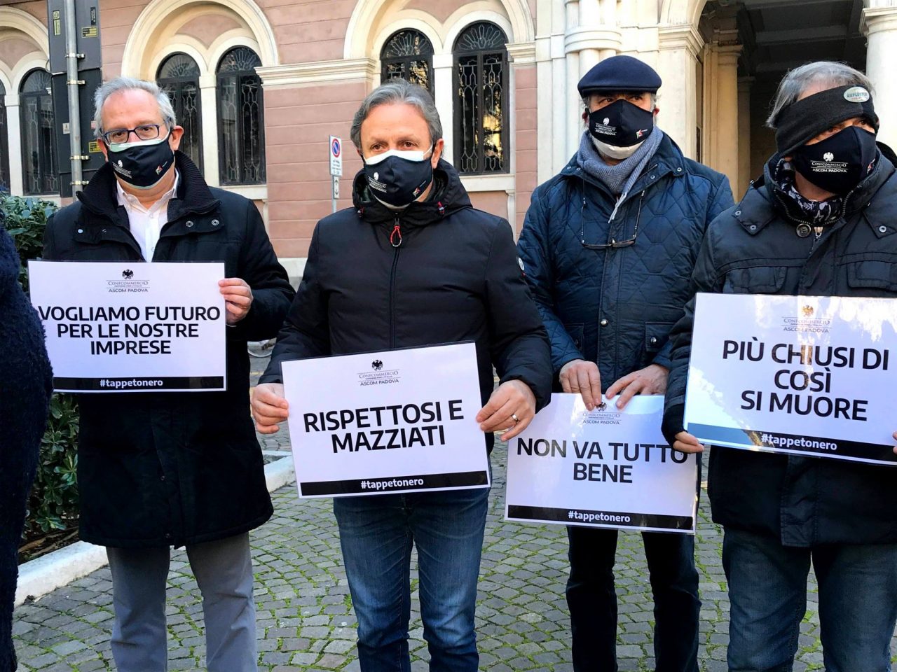 Bar e ristoranti manifestano davanti alla Prefettura: “Rispettosi e mazziati” FOTO