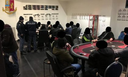 Scoperte 21 persone intente a partecipare al torneo di poker, scattano le multe