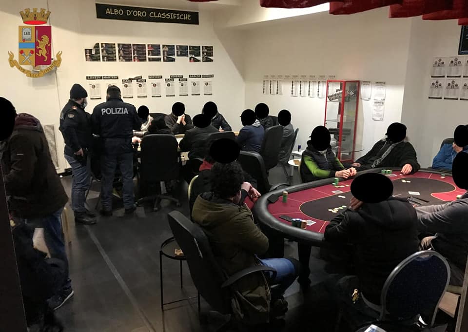 Scoperte 21 persone intente a partecipare al torneo di poker, scattano le multe