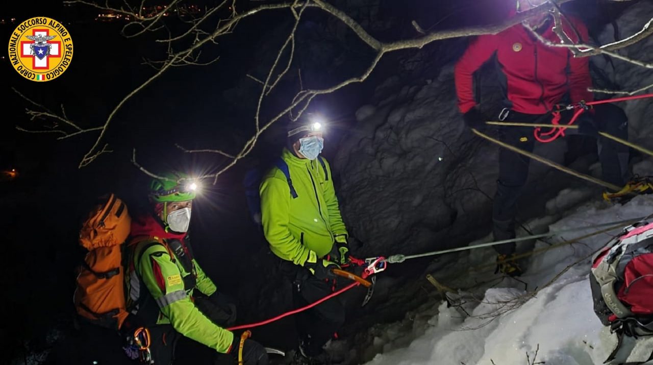 Perde il controllo della bici e cade sul sentiero che porta all’Eremo di Monte Ricco