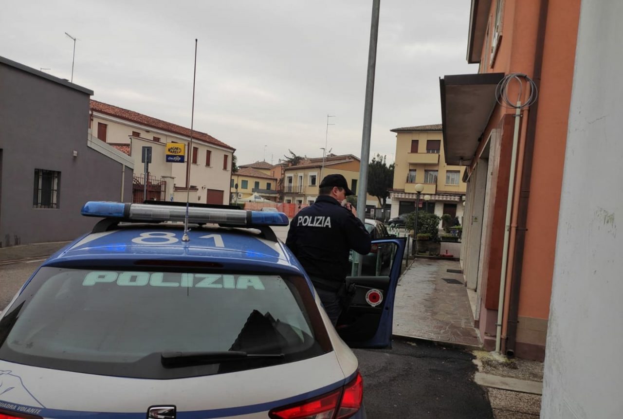 Alla vista dei poliziotti il pusher si dà alla fuga ma quando viene preso ferisce un agente