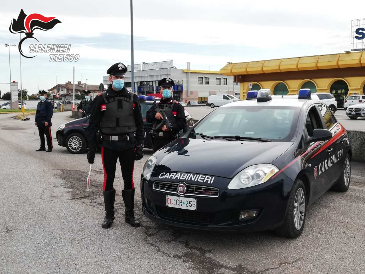 Prima li “seduceva”, poi li derubava con la tecnica dell’abbraccio: arrestata 32enne padovana