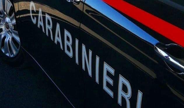 Carabinieri intervengono per sedare una lite tra coniugi ma vengono minacciati ripetutamente