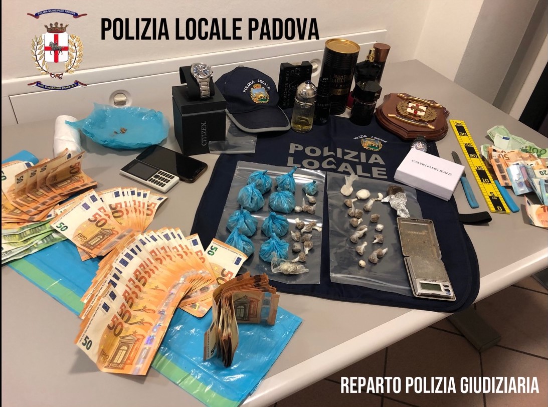 Sfrutta il casolare diroccato vicino alla Kioene Arena per confezionare la droga