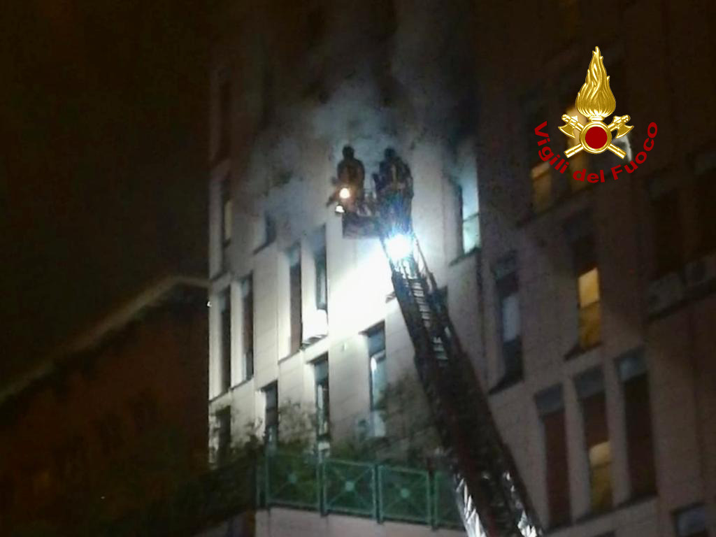 Incendi a Padova: Vigili del Fuoco impegnati a spegnere le fiamme in uno studio legale e un mobilificio FOTO