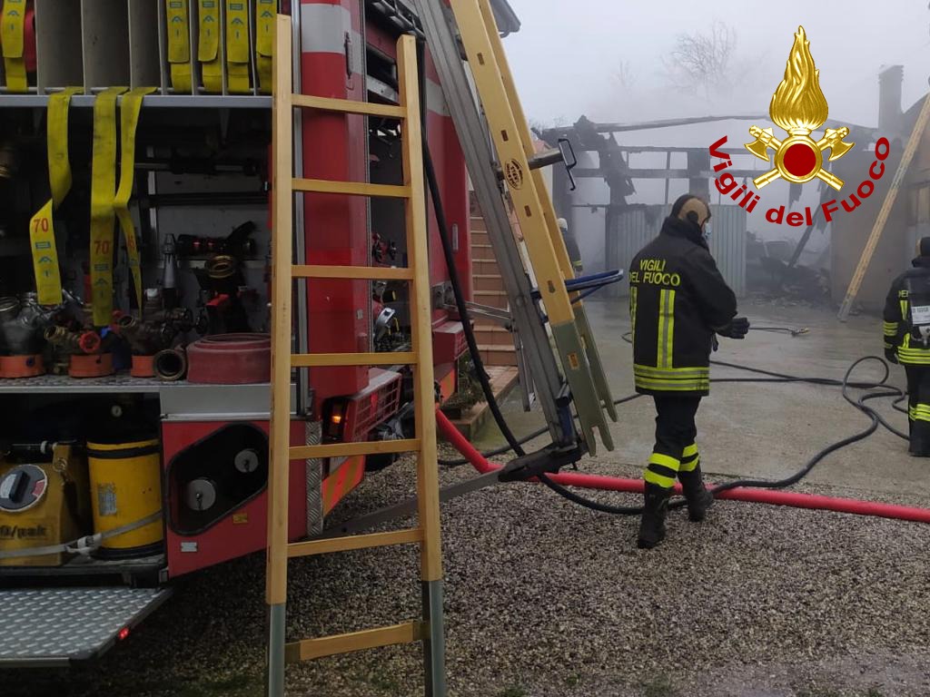 Incendio a Cartura in una struttura adibita a garage FOTO