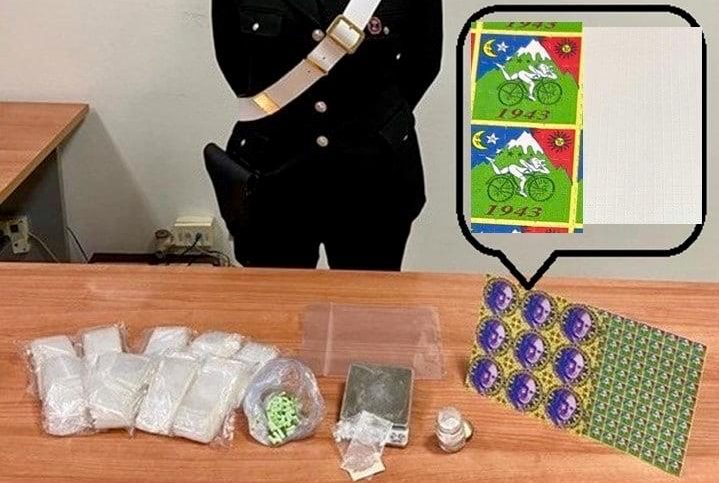 Scoperti “francobolli” intrisi di sostanza stupefacente nell’abitazione di un 34enne FOTO
