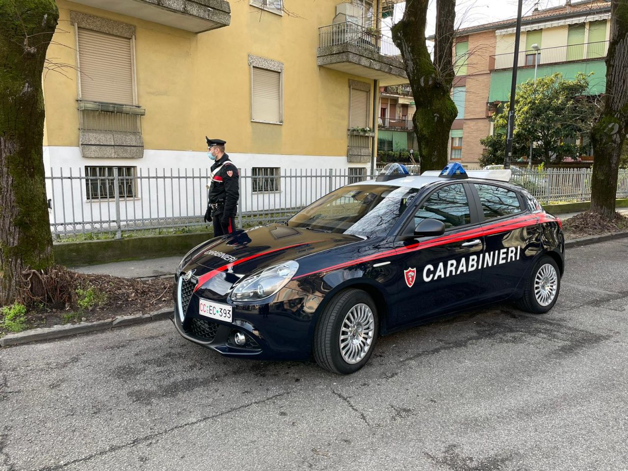 Tenta di dare fuoco all’auto dell’ex fidanzata, ora non potrà più avvicinarsi a lei