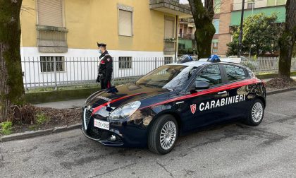 Scappa alla vista dei Carabinieri ma rimane incastrato con un piede in una recinzione