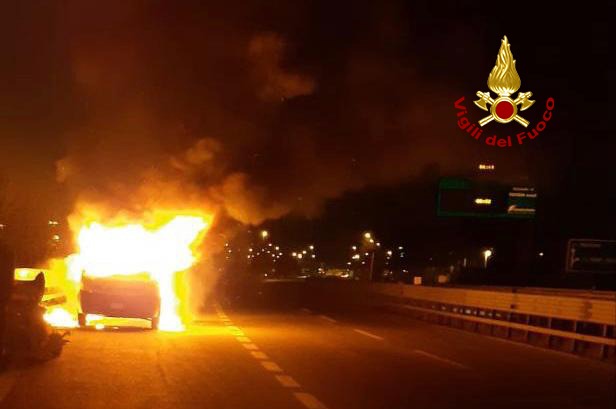 Furgone divorato dalle fiamme lungo la tangenziale Padova Limena FOTO