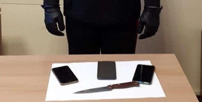 “Dammi i soldi o invio le tue foto intime nella chat del lavoro”, 28enne arrestato