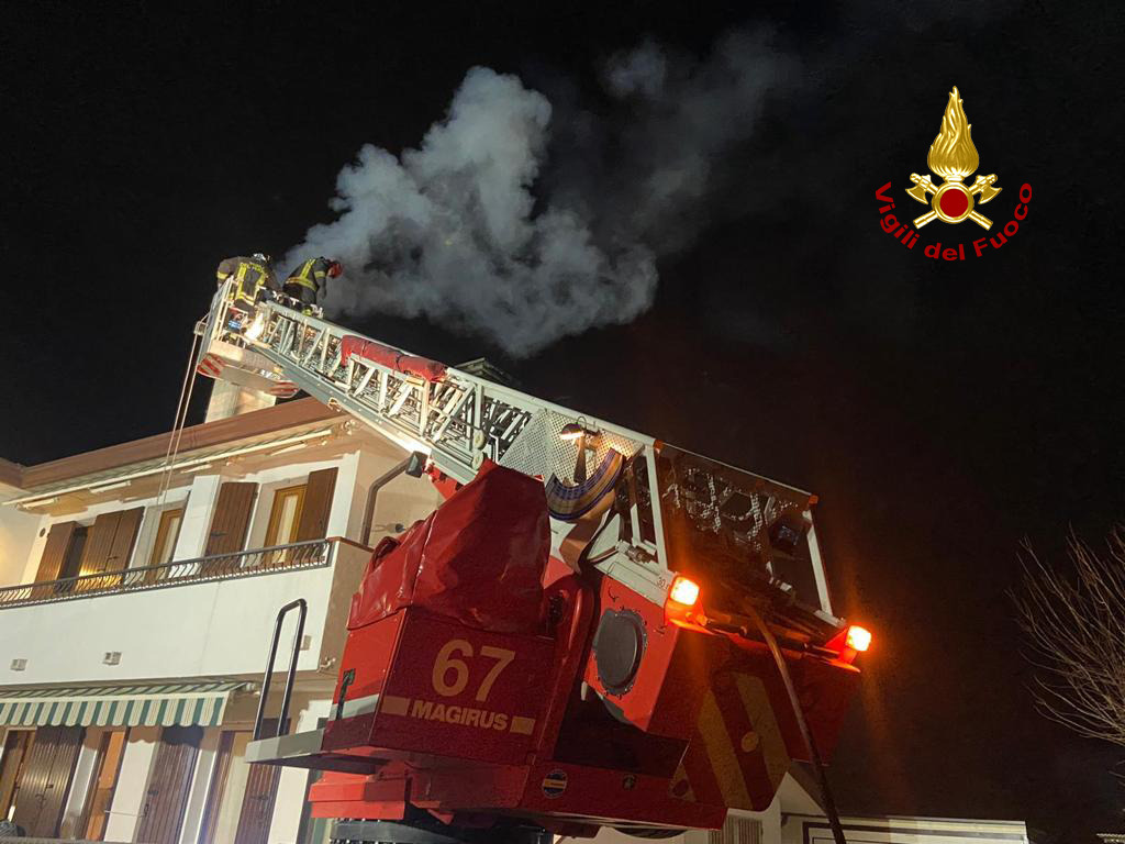 Le foto dell’incendio di una canna fumaria a Casalserugo: i pompieri scongiurano il peggio